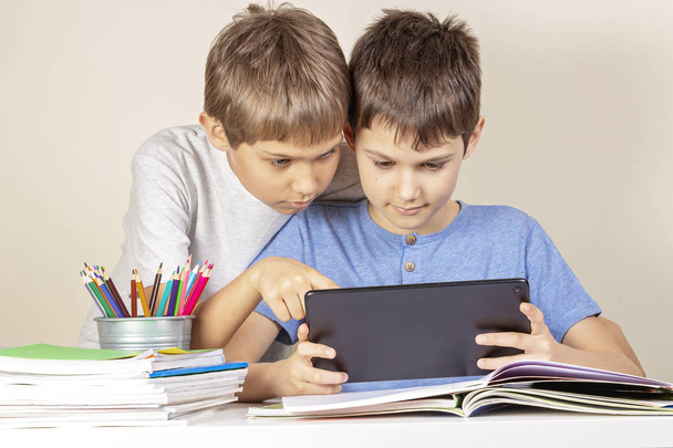 Діти, які використовують разом планшетний комп'ютер вдома
 - Фото, зображення