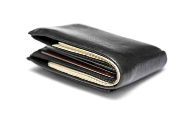 Černá kožená peněženka izolovaná na bílém pozadí. Nová černá kožená peněženka s bankovkami izolovanými na bílém pozadí - Fotografie, Obrázek