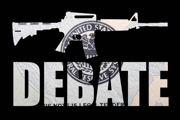 Silueta de pistola con texto de debate, dinero sobre fondo negro
. - Foto, imagen