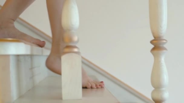 Mädchen geht barfuß Treppe hinunter - Filmmaterial, Video