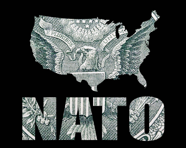 USA Térkép sziluett a NATO-betűkkel, a pénz a fekete háttér. - Fotó, kép