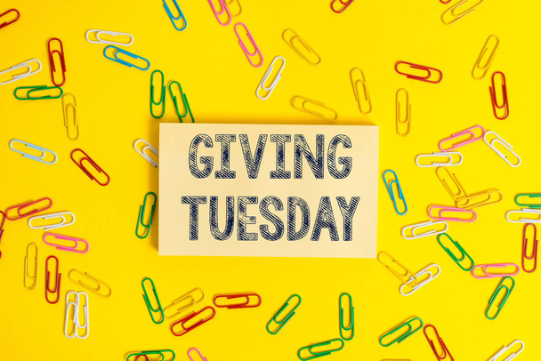 Sinal de texto mostrando Giving Tuesday. Foto conceitual dia internacional de caridade dando ativismo Hashtag
. - Foto, Imagem
