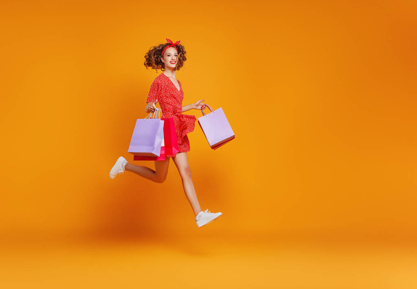 koncept nákupních nákupů a prodejů šťastné dívky s práškové aktivní uhlí - Fotografie, Obrázek