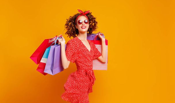 concepto de compras compras y ventas de chica feliz con pac
 - Foto, Imagen