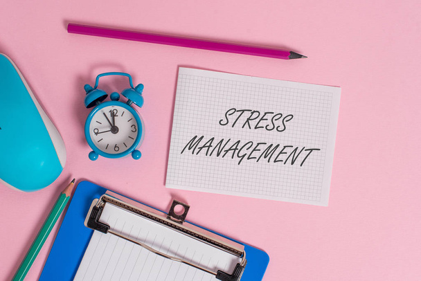 A Stresszkezelést bemutató írásjegyzet. Üzleti fotó bemutató módszer korlátozza a stresszt és annak hatásait a tanulási módon ébresztőóra vágólap papírlapok egérjelölők színes háttér. - Fotó, kép