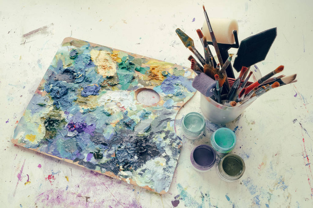 Umělecká zařízení: Malířská paleta, štětce barvy, barvy a nože. Pohled shora.  - Fotografie, Obrázek