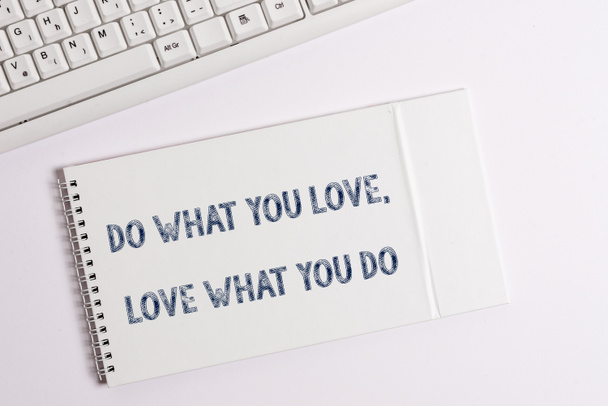 Signo de texto que muestra Do What You Love What You Do. Foto conceptual Persigue tus sueños o pasiones en la vida
. - Foto, imagen