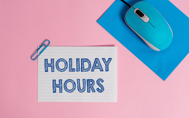Szöveges jel mutatja Holiday hours. Fogalmi fotó alkalmazott kap kétszerese a normál fizetni minden órában Wire elektronikus egér csíkos üres papírlapok klip színes háttér. - Fotó, kép