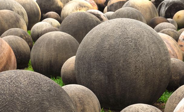 М'яч подібний каменів
 - Фото, зображення