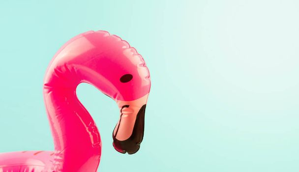 Flamingo inflable rosa contra el cielo y el sol brillante
 - Foto, Imagen