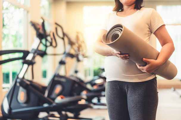 Exercício de mulher grávida ativa no centro de fitness. - Foto, Imagem