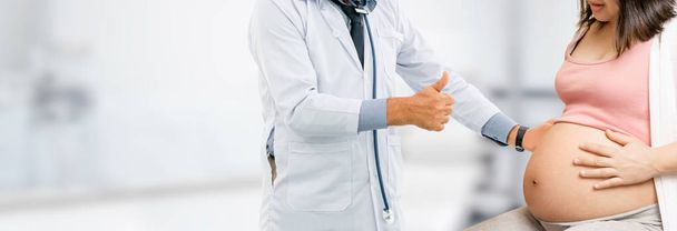 Raskaana oleva nainen ja gynekologi lääkäri sairaalassa - Valokuva, kuva