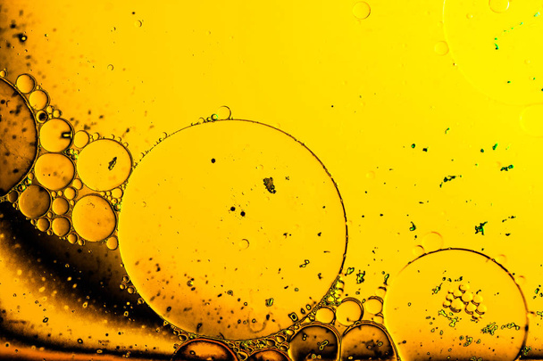 Макрознімок емульсії водяної олії на кольоровому фоні
 - Фото, зображення