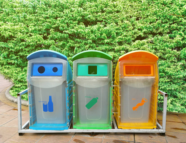 Διαχωρισμός των πλαστικών απορριμμάτων, φιαλών και υγρών αποβλήτων από τον κάδο - Φωτογραφία, εικόνα