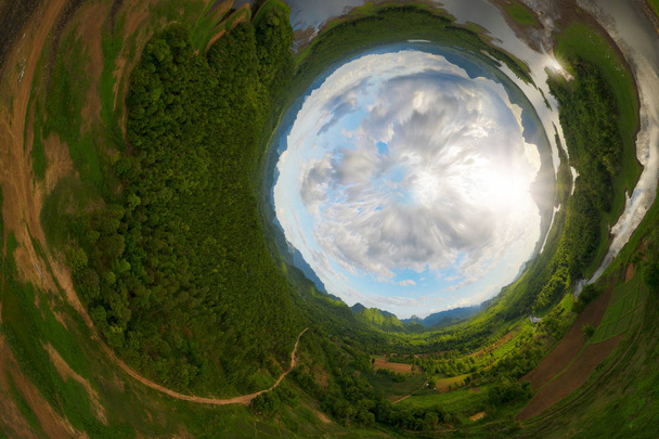 Vogelperspektive auf den kleinen Planeten 360-Grad-Panorama mit Mae Chang Reservoir, Mae Moh, Lampang, Thailand - Foto, Bild