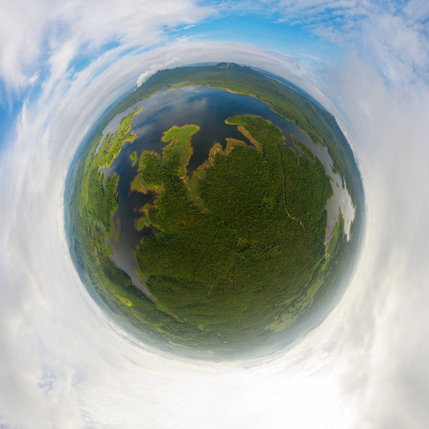 Vogelperspektive des kleinen Planeten 360-Grad-Kugel mit mae chang Reservoir, mae moh, lampang, thailand  - Foto, Bild