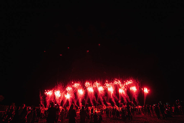 Πραγματική πυροτεχνήματα βίντεο για βαθύ μαύρο φόντο ουρανός σε φουτουριστική Φεστιβάλ πυροτεχνημάτων πριν από την ημέρα της ανεξαρτησίας στις 4 Ιουλίου - Φωτογραφία, εικόνα