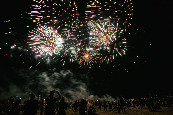 Echte vuurwerk video op diepzwarte achtergrond hemel op futuristische Fireworks Festival show voor Onafhankelijkheidsdag op 4 juli - Foto, afbeelding