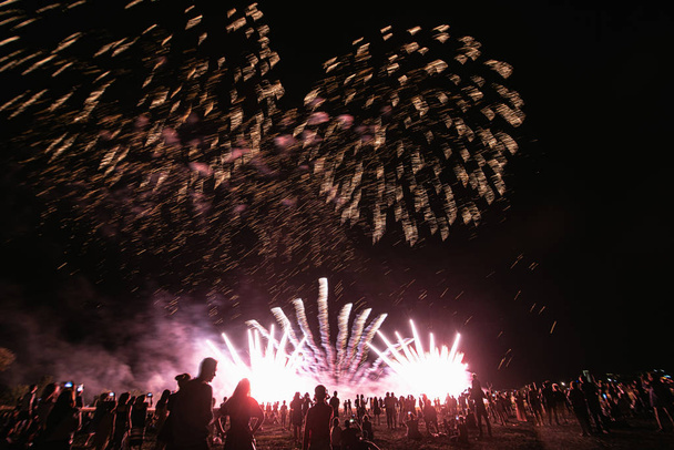 Echte vuurwerk video op diepzwarte achtergrond hemel op futuristische Fireworks Festival show voor Onafhankelijkheidsdag op 4 juli - Foto, afbeelding