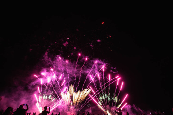 Véritables feux d'artifice sur fond noir profond Sky sur Futuristic Fireworks festival spectacle avant la fête de l'indépendance le 4 Juillet
 - Photo, image