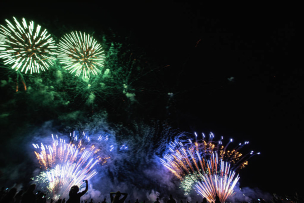 Fogos de artifício reais no fundo preto profundo Céu em Fogos de artifício futuristas show do festival antes do dia da independência em 4 de julho
 - Foto, Imagem