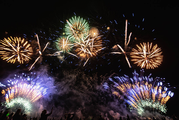 Echt vuurwerk op Deep Black achtergrond hemel op futuristische Fireworks Festival show voor Independence Day op 4 van juli - Foto, afbeelding
