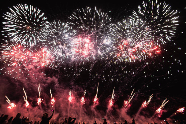 Fogos de artifício reais no fundo preto profundo Céu em Fogos de artifício futuristas show do festival antes do dia da independência em 4 de julho
 - Foto, Imagem