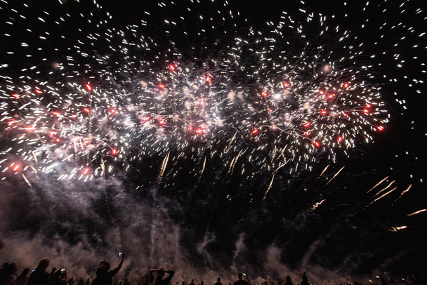 Véritables feux d'artifice sur fond noir profond Sky sur Futuristic Fireworks festival spectacle avant la fête de l'indépendance le 4 Juillet
 - Photo, image