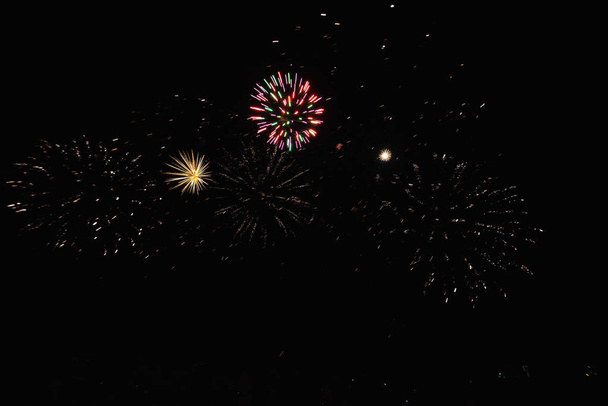Fuochi d'artificio reali su Deep Black Background Sky su futuristico spettacolo del festival dei fuochi d'artificio prima del giorno dell'indipendenza il 4 luglio
 - Foto, immagini