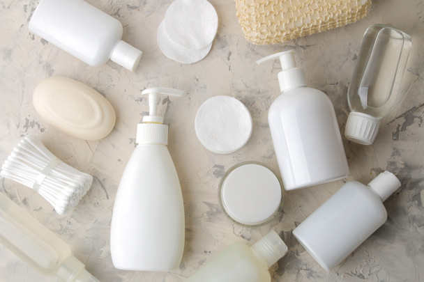 Személyes higiéniai termékek. Testápoló kozmetikumok. Fehér palackok és üveg egy világos háttér. Spa. Pihenjen. Felülnézet - Fotó, kép
