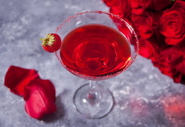 Червоний екзотичний алкогольний коктейль у прозорому склі
 - Фото, зображення