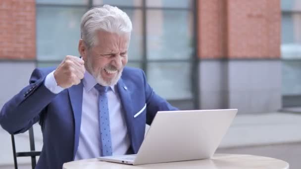 Angry Old Businessman Working on Laptop - Felvétel, videó