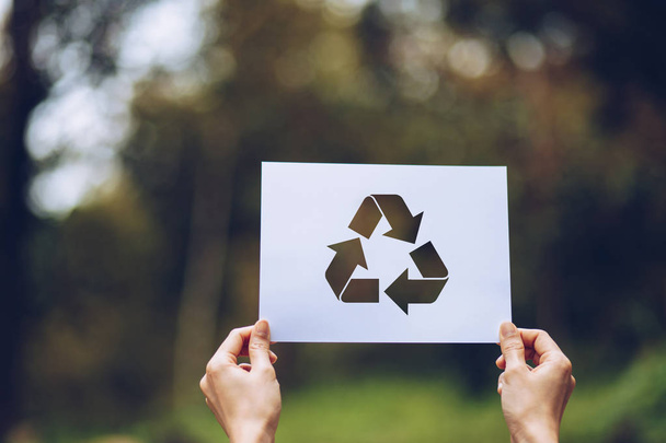 сохранить концепцию охраны окружающей среды с помощью рук, держащих вырезанный бумажный мусор, показывающий
 - Фото, изображение