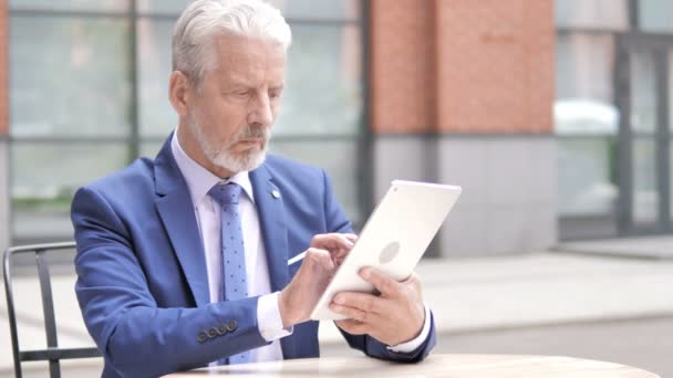 Old Businessman Using Tablet, Outdoor - Πλάνα, βίντεο