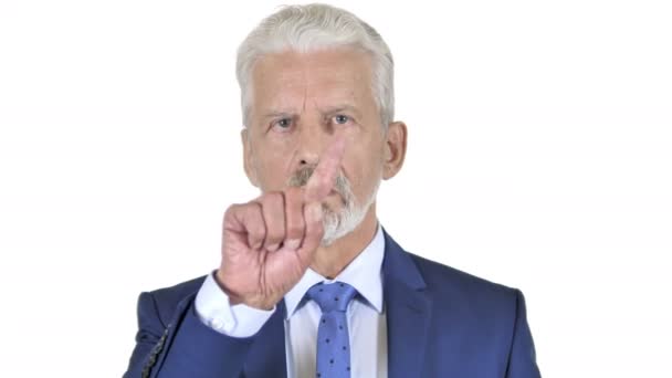 Portret van oude zakenman afwijzing aanbieding, witte achtergrond - Video