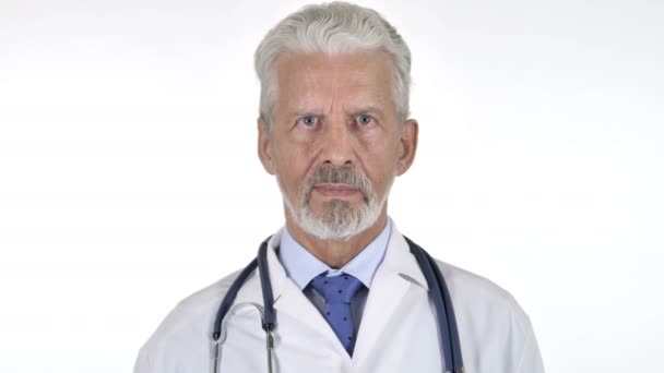 Retrato de un médico senior serio aislado sobre fondo blanco
 - Imágenes, Vídeo