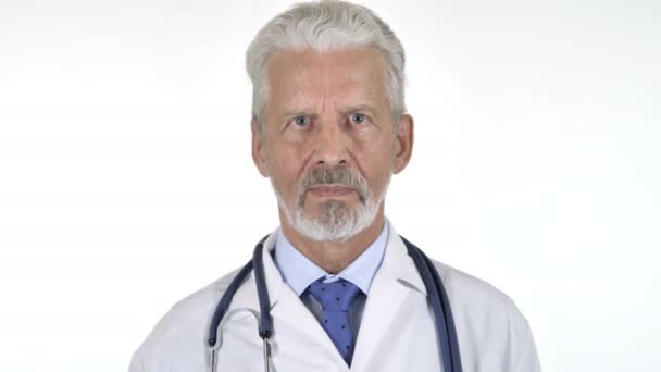 Retrato del doctor mayor sonriente aislado sobre fondo blanco
 - Imágenes, Vídeo