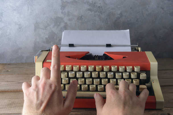 Máquina de escribir roja vieja sobre la mesa
 - Foto, Imagen