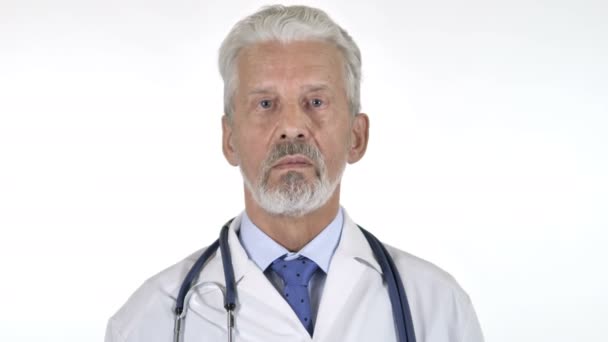 Retrato del médico sénior agitando la cabeza para permitir, fondo blanco
 - Imágenes, Vídeo