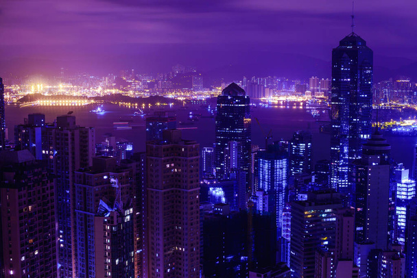 Διάσημη θέα του Χονγκ Κονγκ στο σούρουπο, Ανατολή του ηλίου. Το τοπίο του ορίζοντα του Χονγκ Κονγκ φωτίζεται το βράδυ. Χονγκ Κονγκ, ειδική διοικητική περιοχή στην Κίνα. Εμπορική αγορά της Κίνας. Γαλάζιος ουρανός. - Φωτογραφία, εικόνα