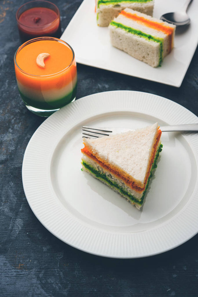 Triolor Tiranga sendvič s oranžovým a zeleným chutney s dokonalým obrázkem pro Indickou republiku/den nezávislosti - Fotografie, Obrázek