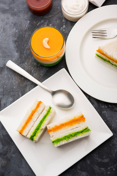インド共和国/独立記念日の挨拶のためのオレンジと緑のチャツネの完璧な絵とトリコロールティランガサンドイッチ - 写真・画像