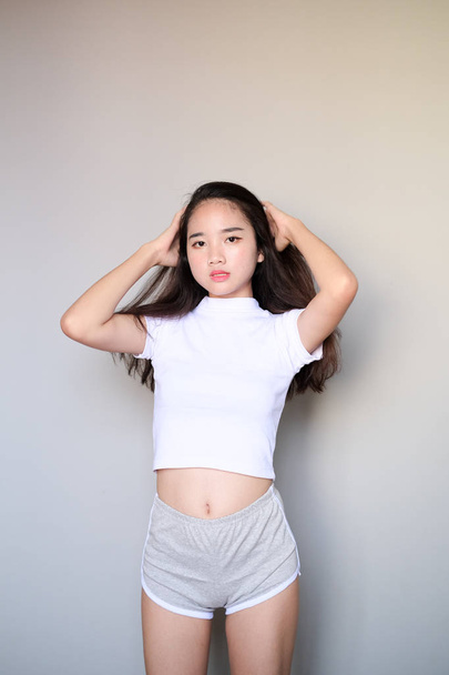 Aziatisch meisje het dragen van Sportswear kleding shots lichaam lengte. - Foto, afbeelding