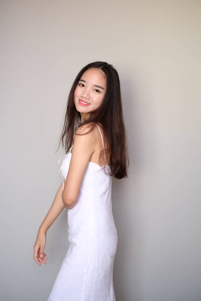 Asiatique fille avec belle tenue, portant un long sans manches uni dre
 - Photo, image