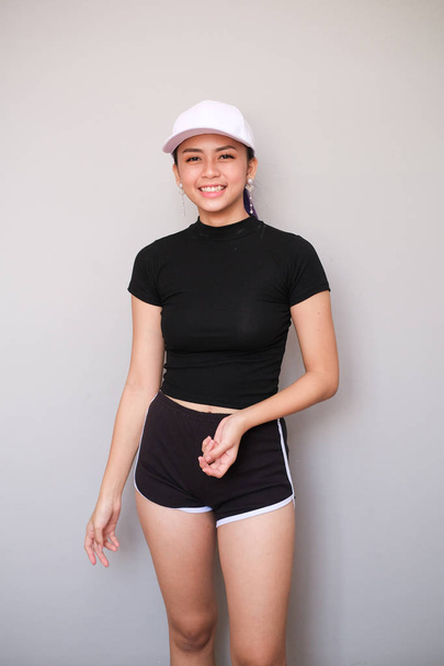 Ασιατικό κορίτσι με ωραίο ντύσιμο, αθλητικά ρούχα με κοντό παντελόνι - Φωτογραφία, εικόνα