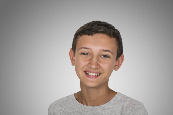 portret uśmiechnięty szczęśliwy nastolatek facet - Zdjęcie, obraz