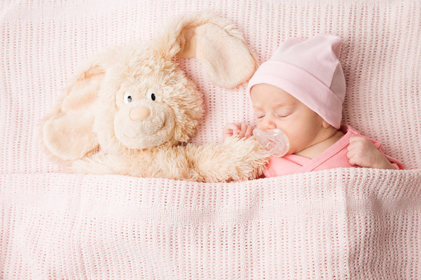 Bebê recém-nascido dormindo com brinquedo, criança recém-nascida dorme sob cobertor
 - Foto, Imagem