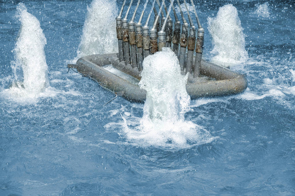 Закрытие форсунок фонтанов с водяными брызгами и брызгами. Аква
 - Фото, изображение