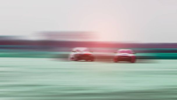 Blurred-deux voitures de sport sont en compétition bataille et en cours d'exécution à
  - Photo, image