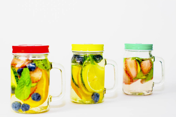 Здоровые напитки из органических фруктов с фермы, детоксикации фрукты смешанные с
 - Фото, изображение